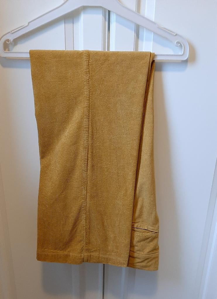 Te koop: Mooie goudgele corduory fluwelen broek van "Gigue", Kleding | Dames, Broeken en Pantalons, Geel, Maat 42/44 (L), Zo goed als nieuw