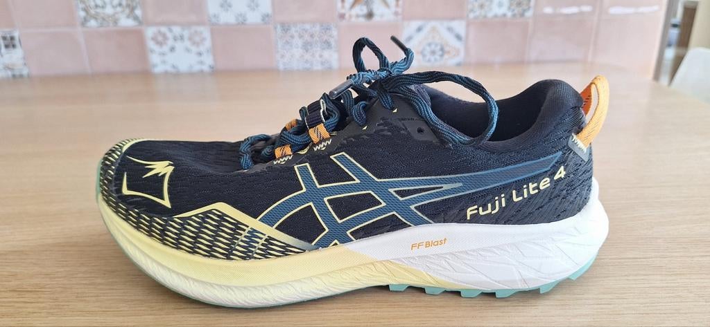 Asics Fuji Lite 4 - Taille 40, Sports & Fitness, Course, Jogging & Athlétisme, Course à pied, Chaussures de course à pied, Enlèvement