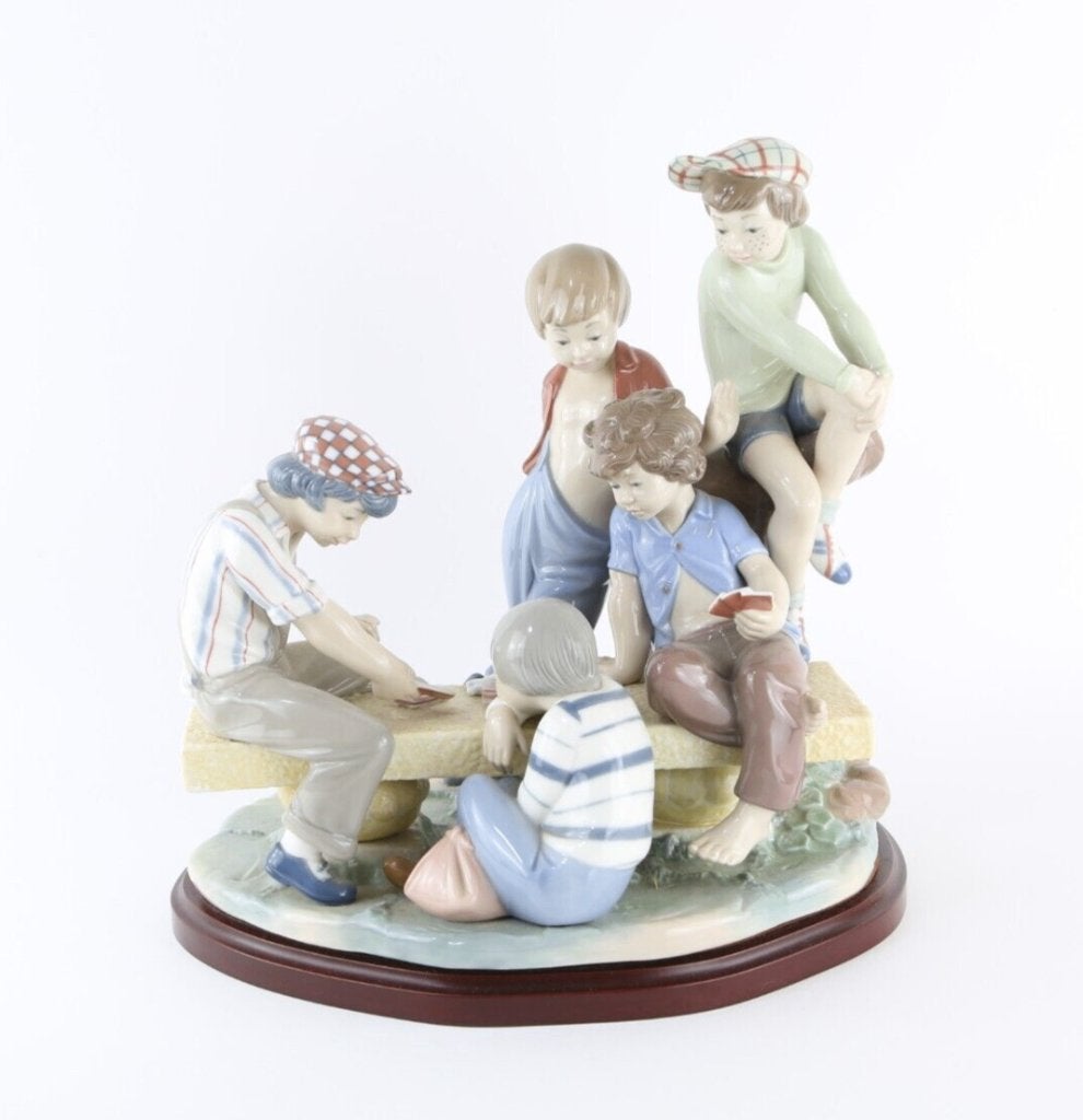 Nao groot beeld porselein ' Boys Playing Cards ", Ophalen, Nieuw, Mens