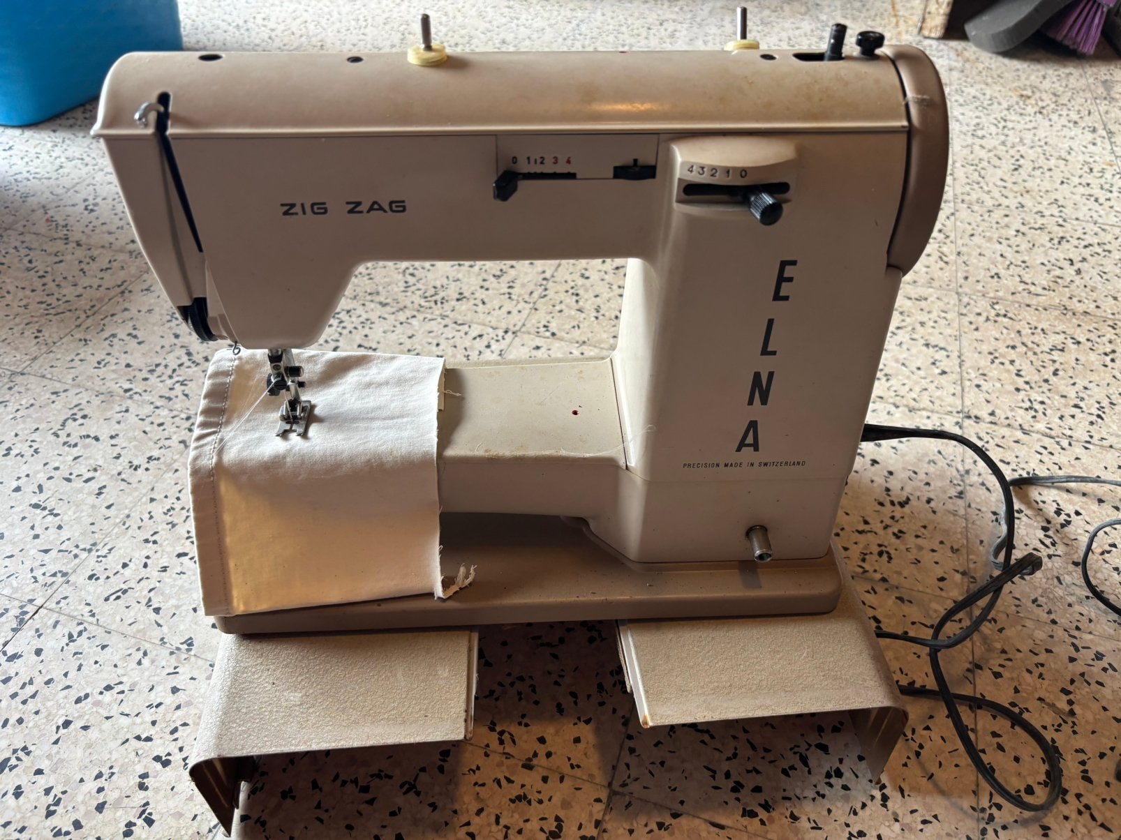 Machine à coudre - ELNA, Enlèvement, Utilisé, Machine à coudre