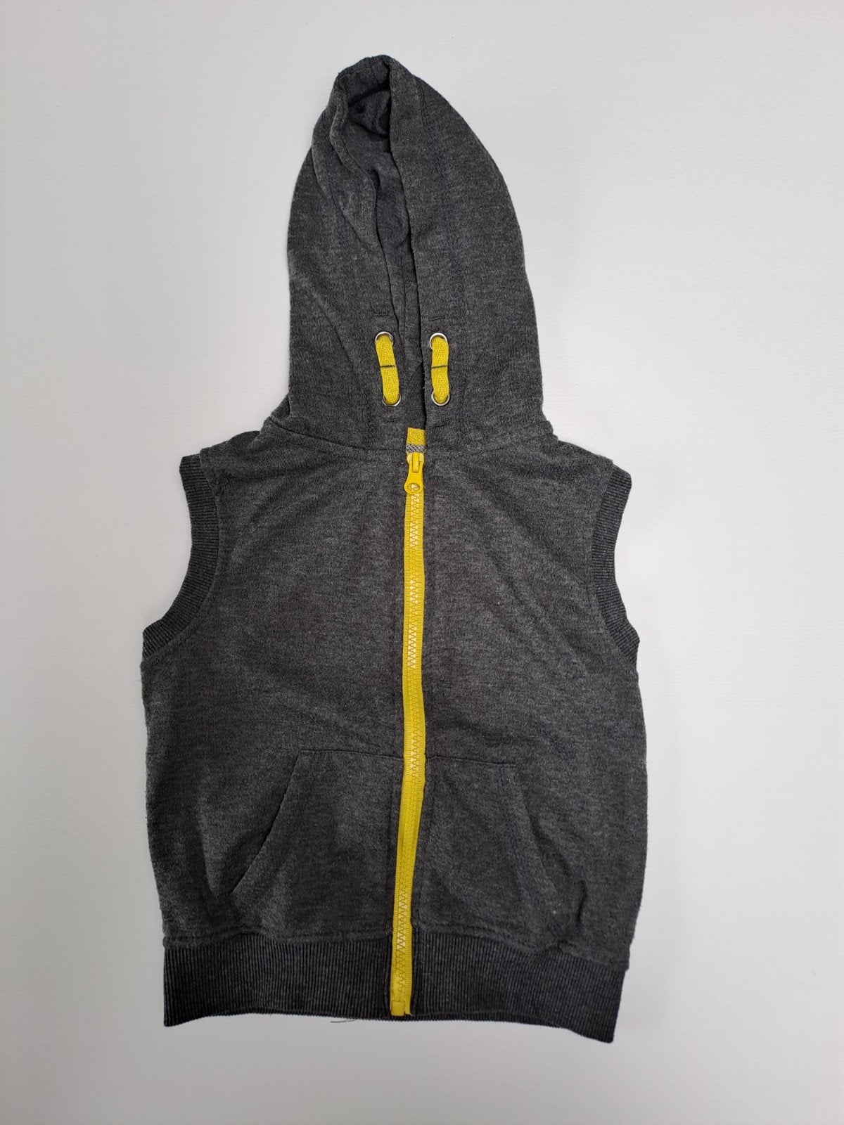 t 98-104 Gilet à capuche gris avec fermeture éclair jaune, Enfants & Bébés, Enlèvement ou Envoi, Pull ou Veste, Utilisé, Zeeman