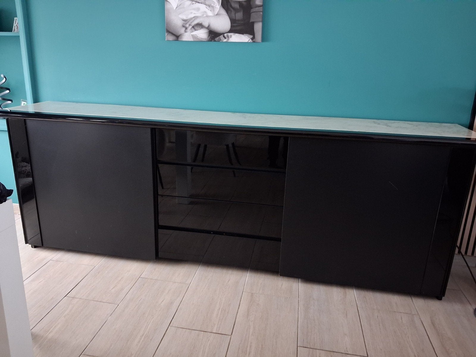 Zwart dressoir met marmerlook blad, Huis en Inrichting, Ophalen