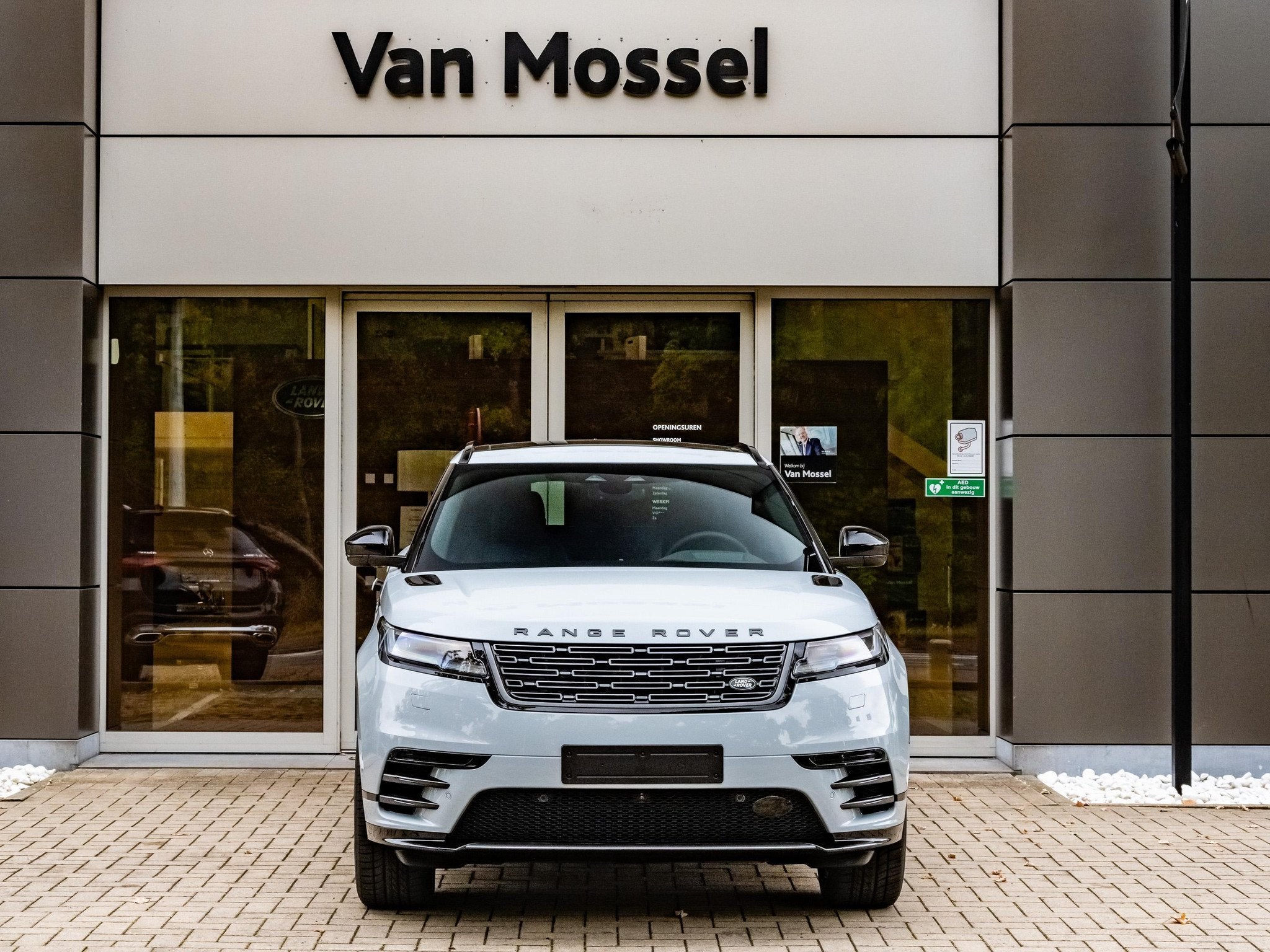 Land Rover Range Rover Velar P400e Belgravia AWD Auto. 26.75, Auto's, Automaat, 404 pk, Zwart, 4 cilinders