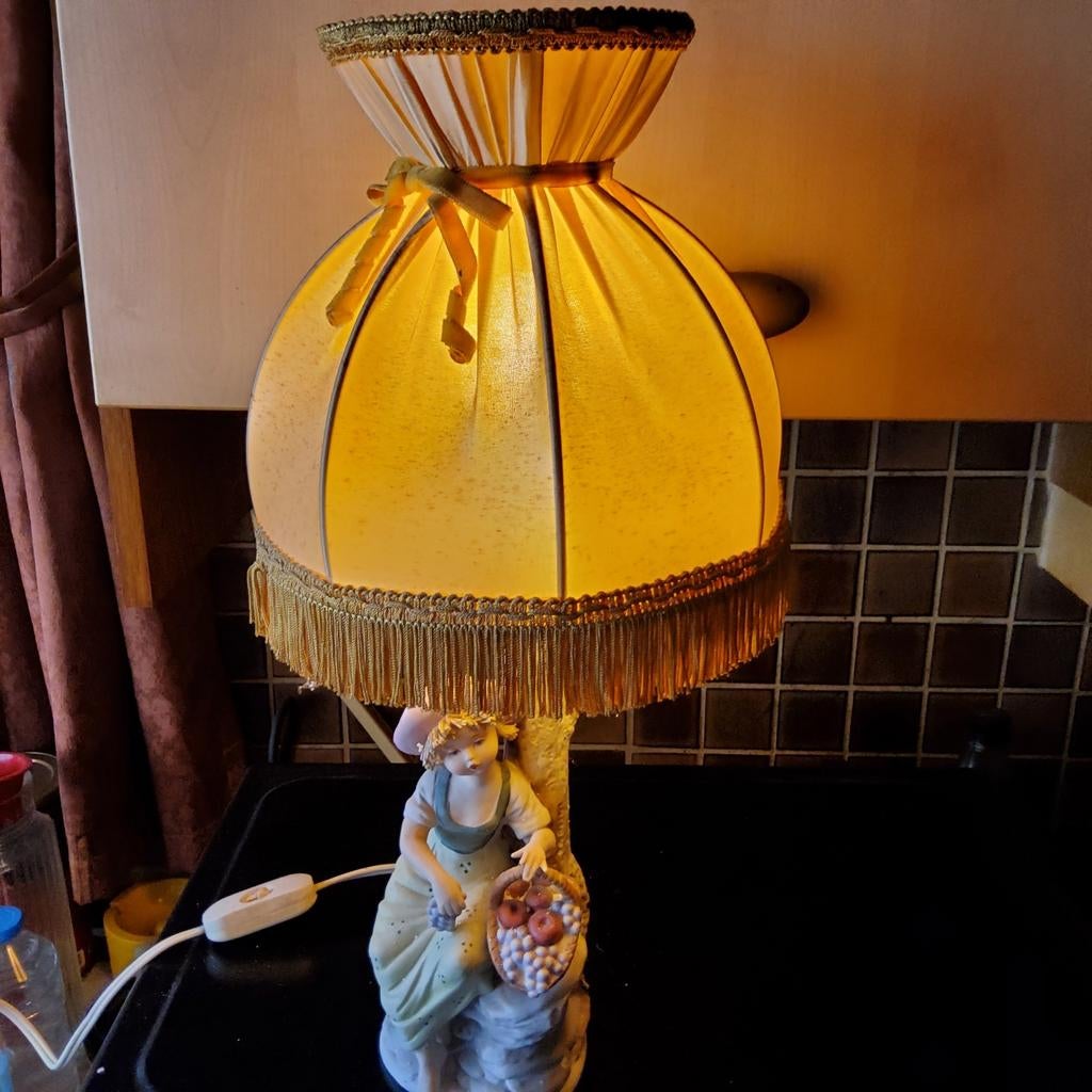 Belle lampe de table/armoire, Enlèvement