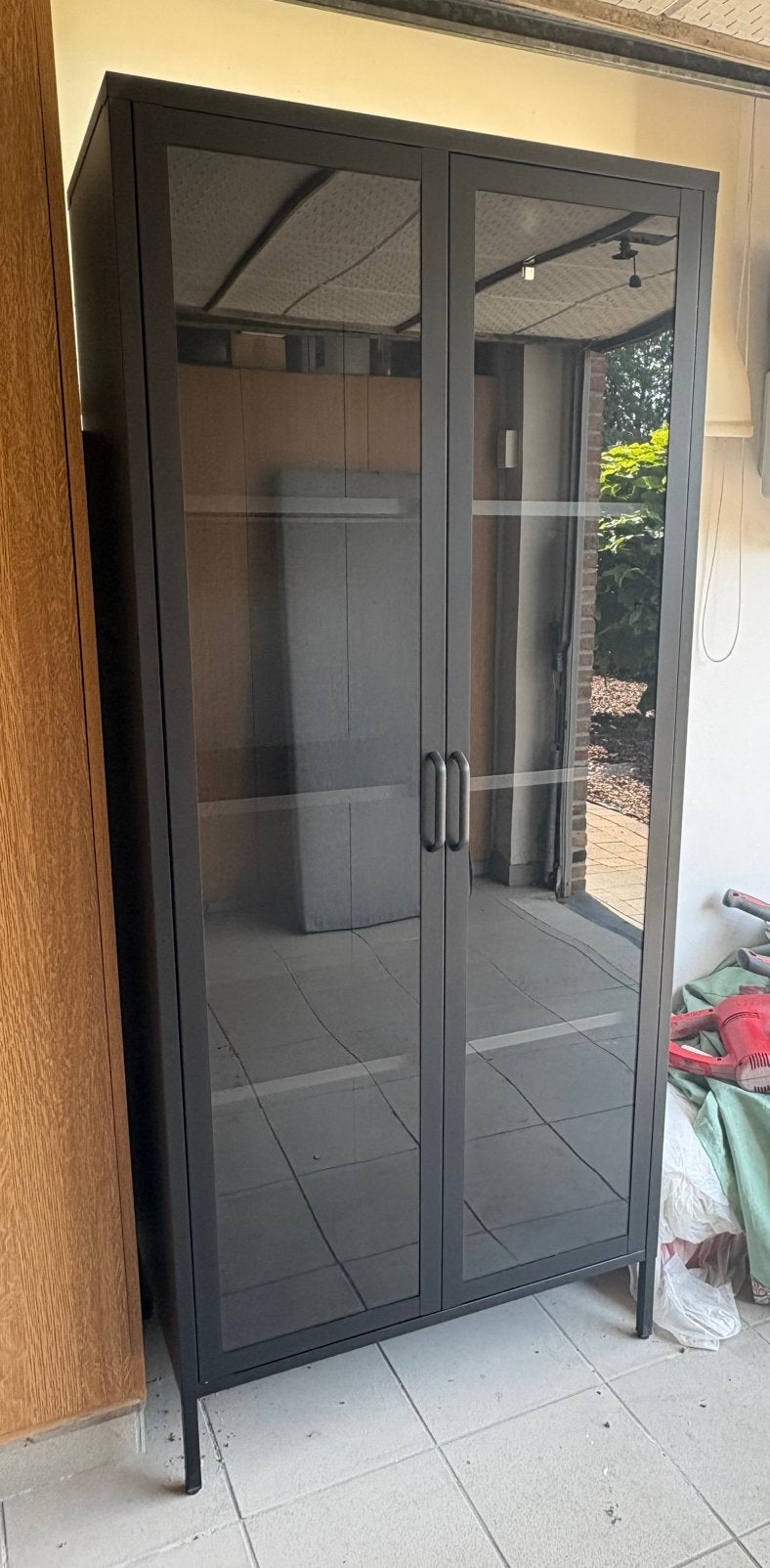Vitrinekast (gebruikt voor glazen), Huis en Inrichting, Kasten | Vitrinekasten, Ophalen, Met plank(en), 50 tot 100 cm, Zo goed als nieuw