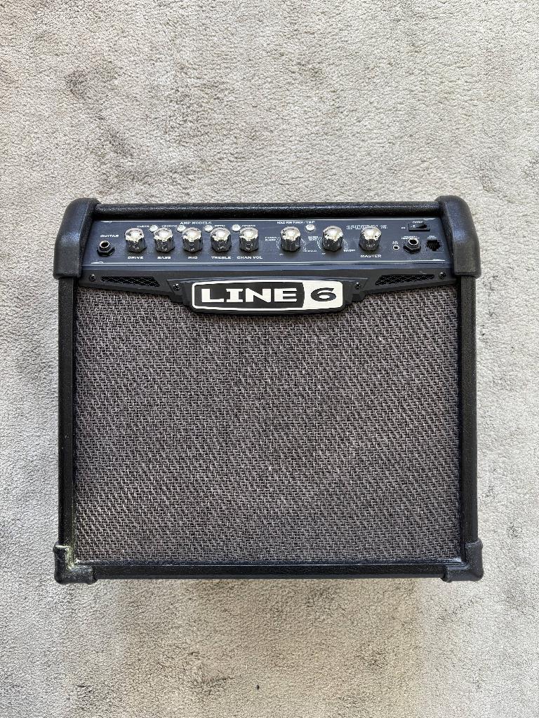 LINE 6 SPIDER IV 15 AMPLIFIER - 15 WATTS 1x8, Muziek en Instrumenten, Versterkers | Bas en Gitaar, Ophalen, Zo goed als nieuw