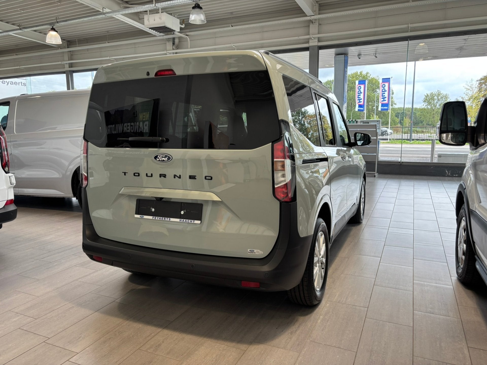 Ford Tourneo Courier Titanium 1.0 EcoBoost 125 PK AUTOMAAT, Autos, Achat, Autres couleurs, Noir, 5 places