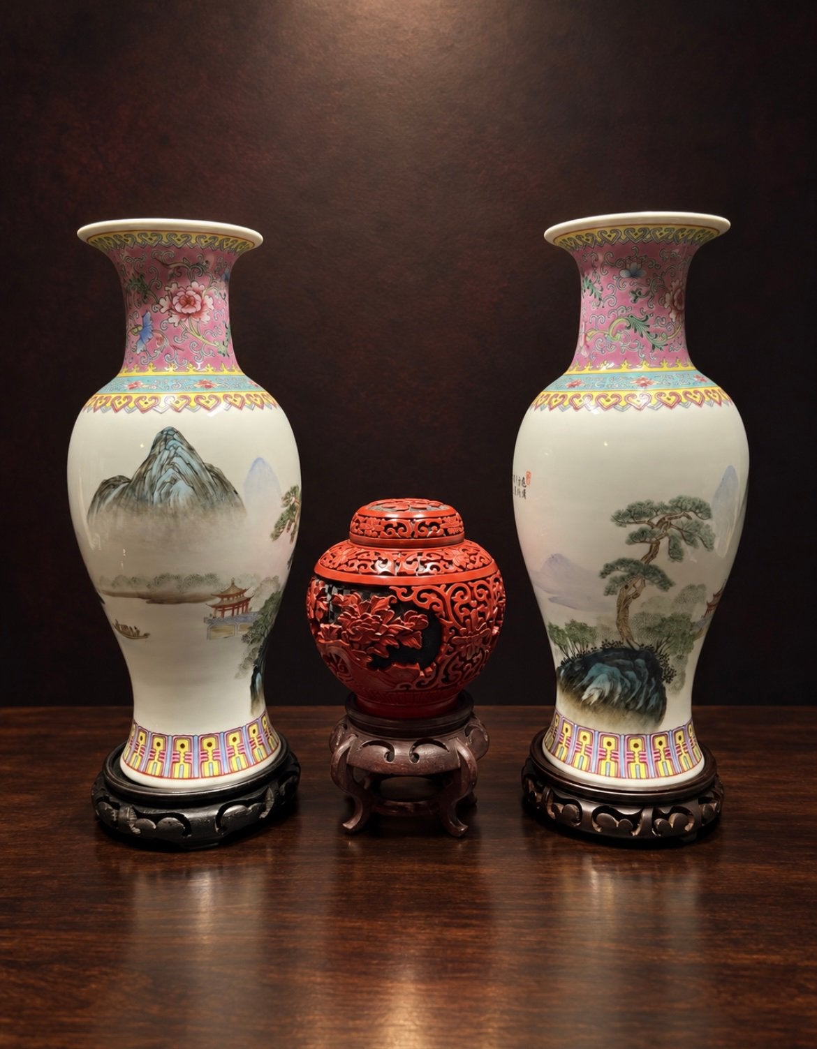 Paar Chinese balustervazen metlandschapsdecor/rode dekselpot, Antiek en Kunst, Ophalen of Verzenden