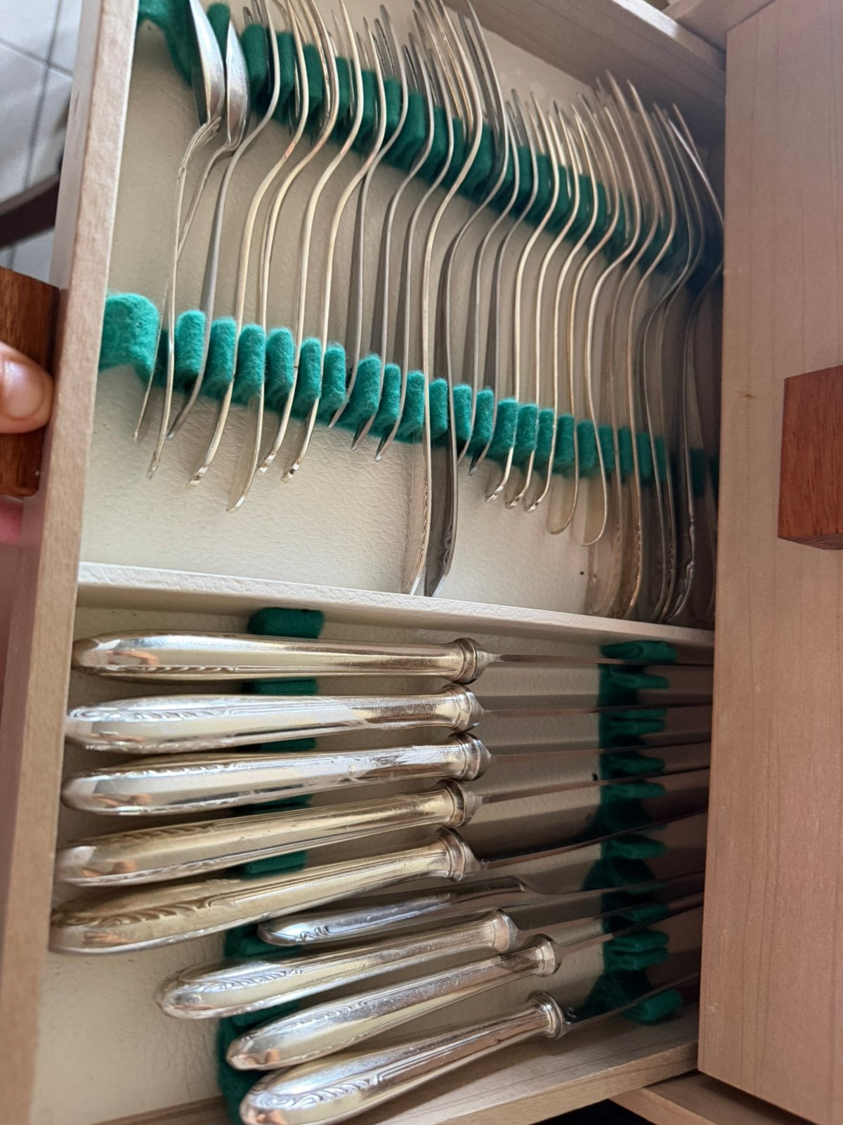 uitgebreide verzilverde bestekset in houten cassette, Enlèvement