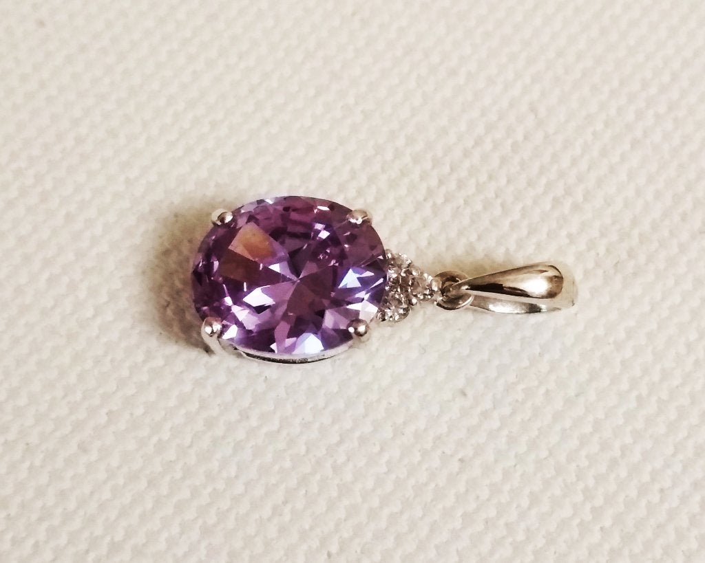 Pendentif en argent avec une améthyste lavande, Bijoux, Sacs & Beauté, Neuf, Autres représentations, Avec pierre précieuse, Argent
