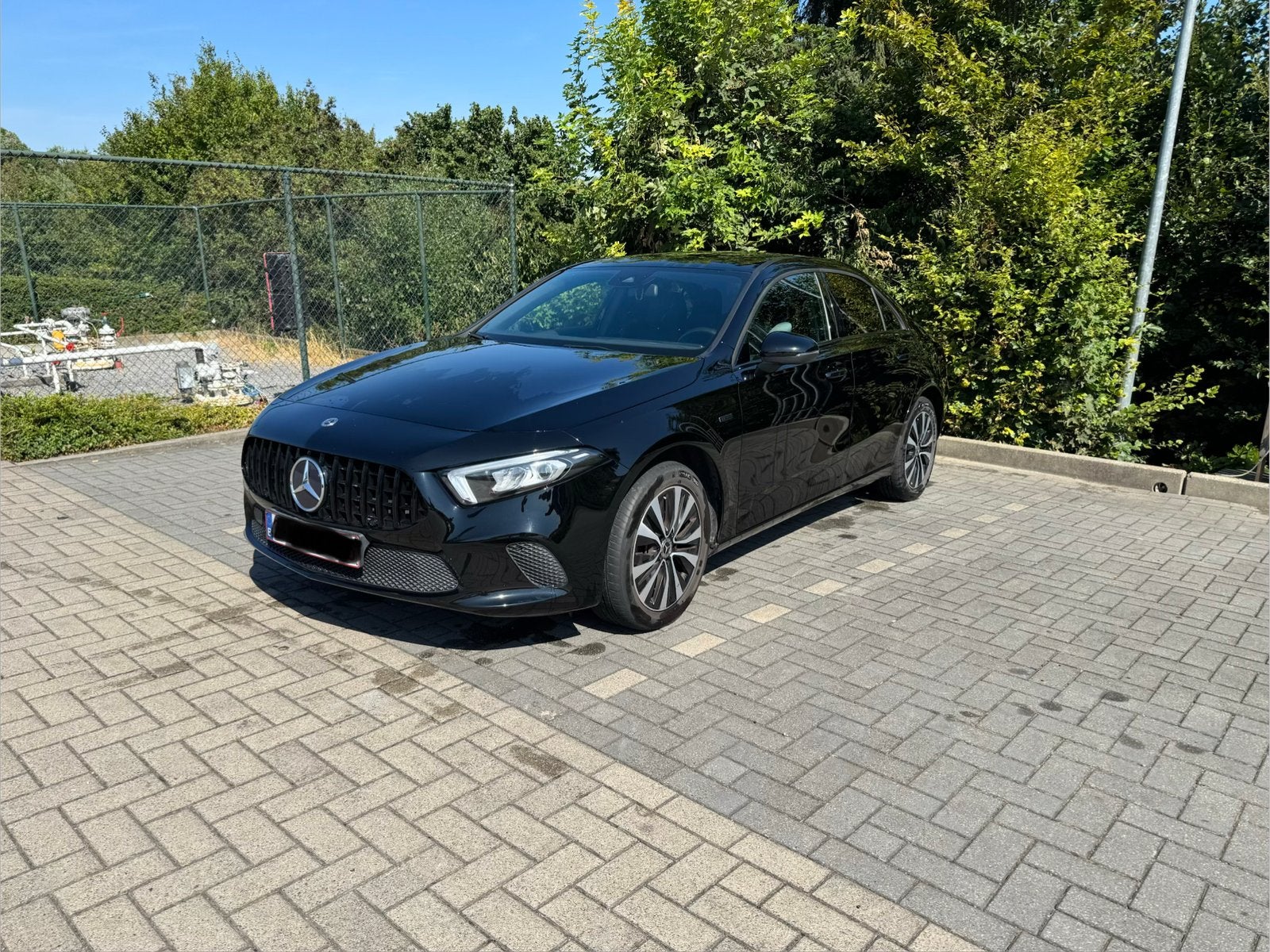 Mercedes A250e Berline hybride, Auto's, Mercedes-Benz, 4 deurs, Leder en Stof, Zwart, Berline
