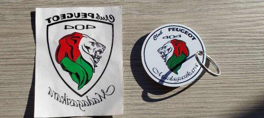 sticker en sleutelhanger van club Peugeot 404, Madagascar, Verzenden, Zo goed als nieuw, Overige typen