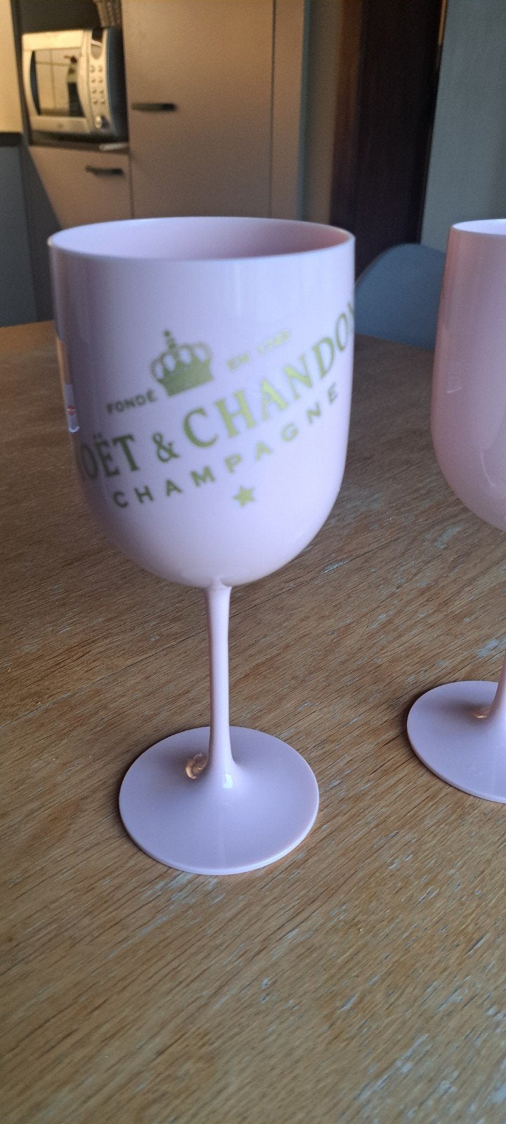 een Moët & Chandon acryl champagneglas in een lichtroze, Verzamelen, Ophalen of Verzenden, Nieuw, Overige typen