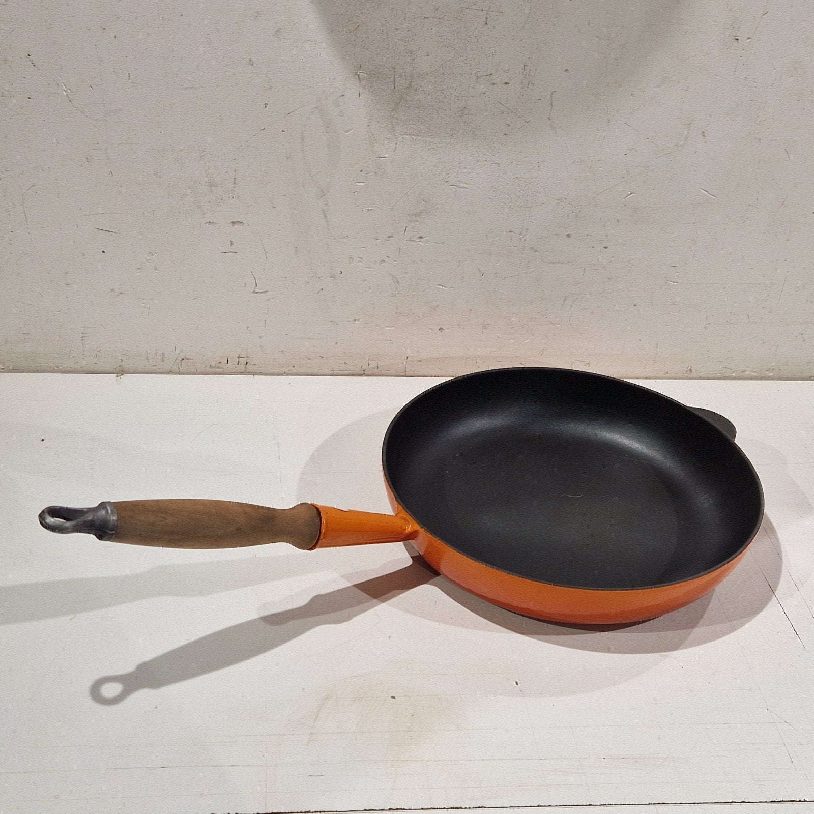 Cousances - Le Creuset .
Steelpan in gietijzer  . Maat 28, Huis en Inrichting, Keuken | Potten en Pannen, Ophalen, Zo goed als nieuw