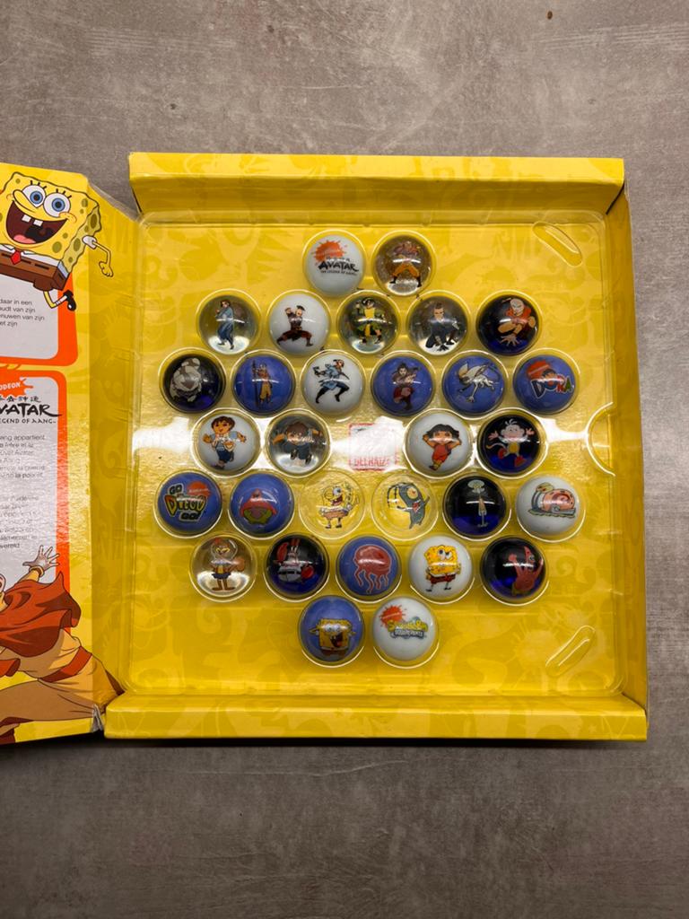 Delhaize Nickelodeon knikkeralbum – mist 2 knikkers, Verzamelen, Complete verzamelingen en Collecties, Ophalen of Verzenden