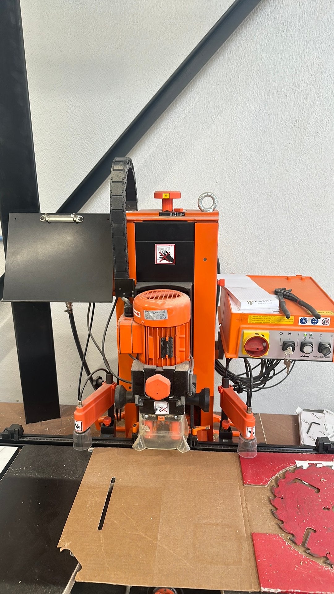 Blum pro-center, Enlèvement