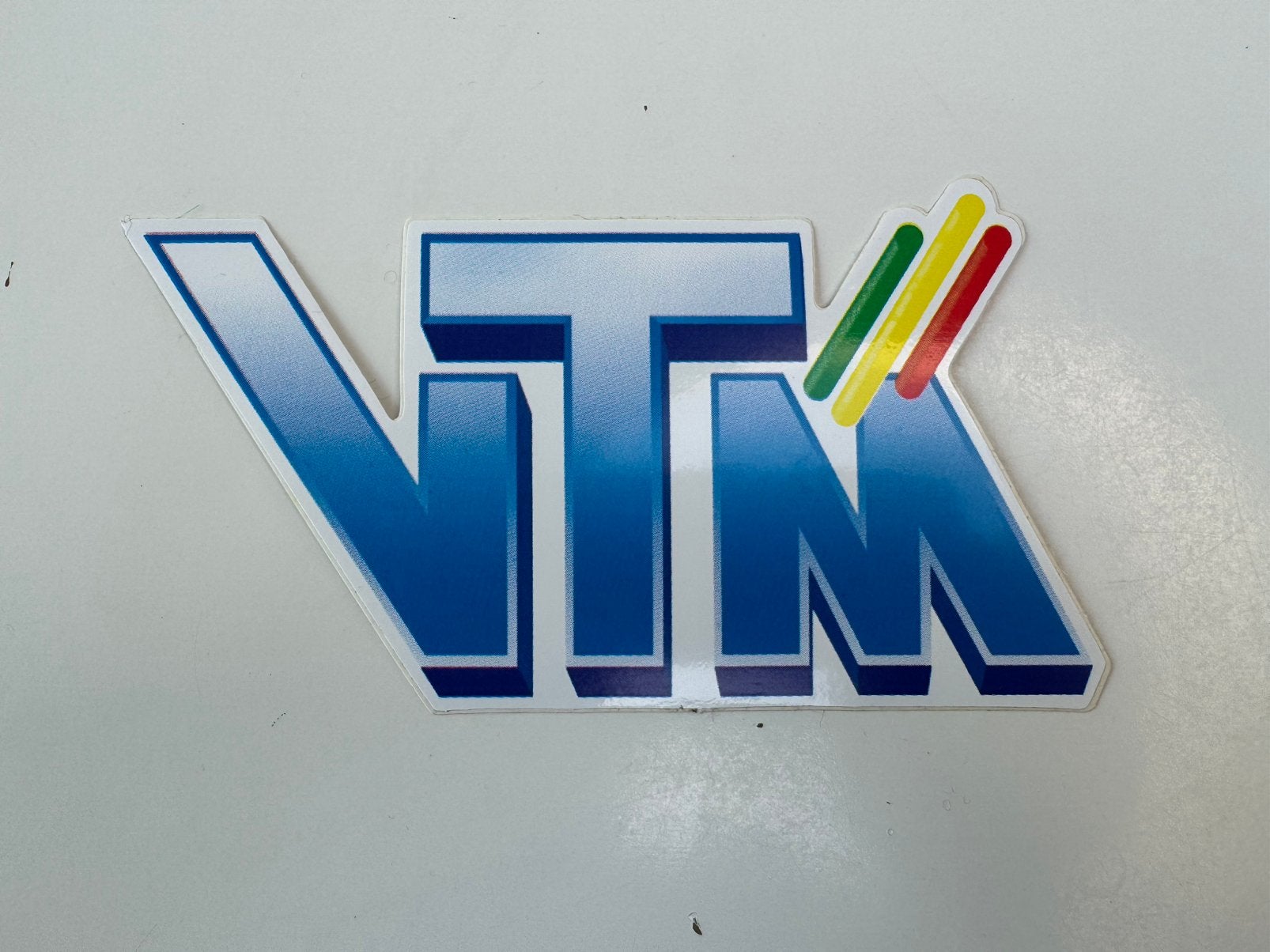 Sticker VTM, Collections, Enlèvement, Neuf, Cinéma, Télévision ou Audiovisuel
