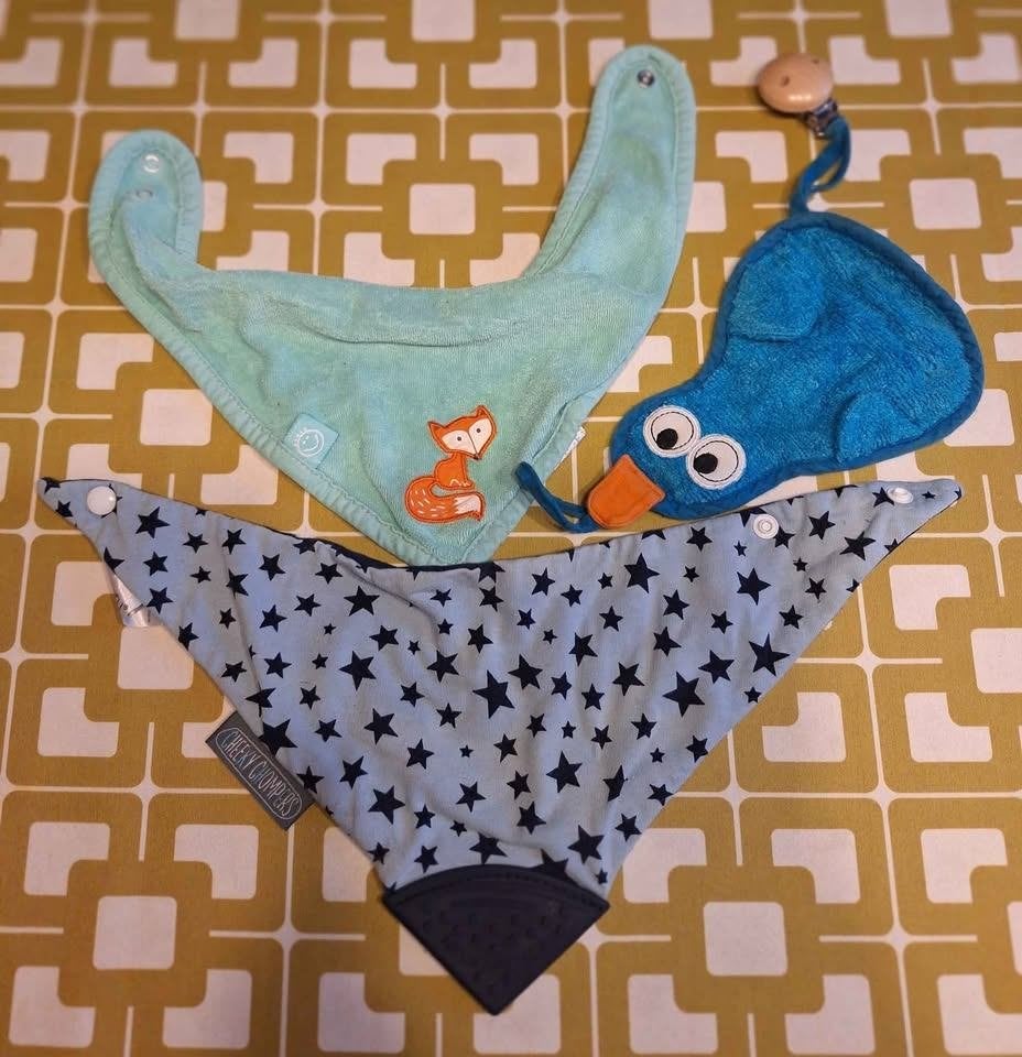 Tuttendoekje en 2 kwijlslabbetjes (1 met bijtstukje), Ophalen of Verzenden, Gebruikt, Speen