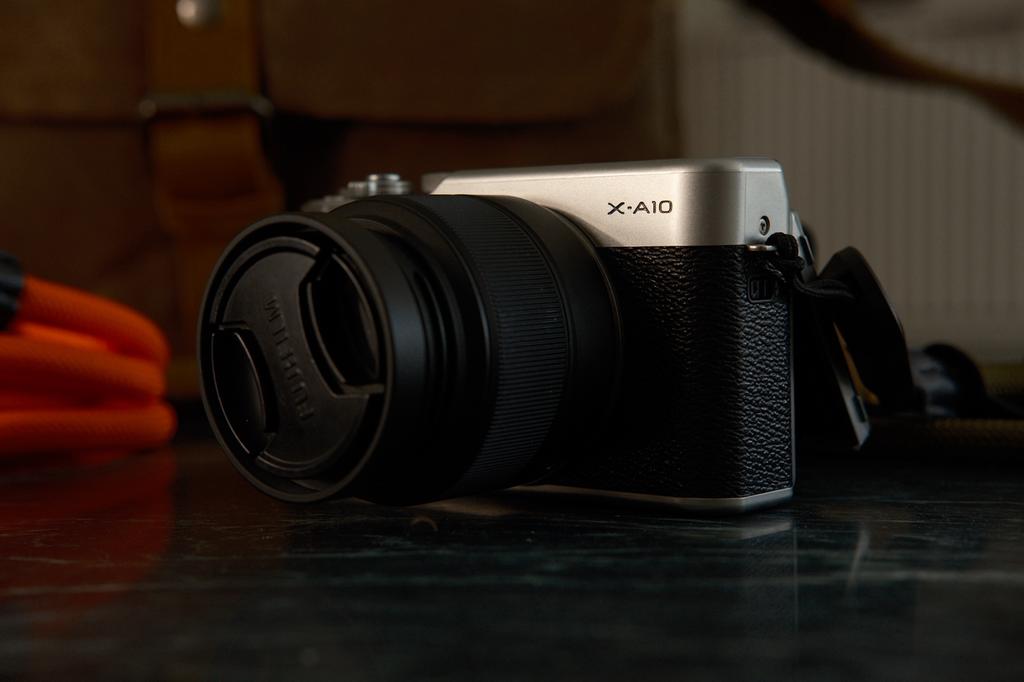 Fujifilm X-A10 avec 2 objectifs, étui et autres accessoires, Enlèvement ou Envoi, Comme neuf