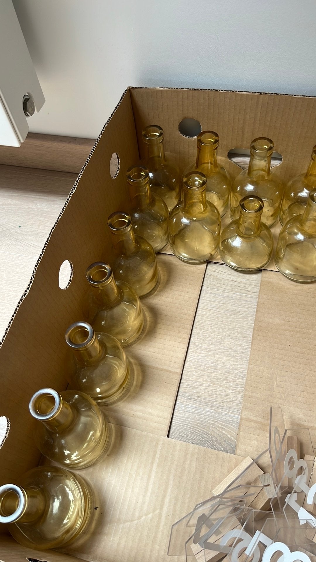 Trouwdecoratie, vaasjes tafelnummers en kaarsenpotjes, Ophalen, Zo goed als nieuw