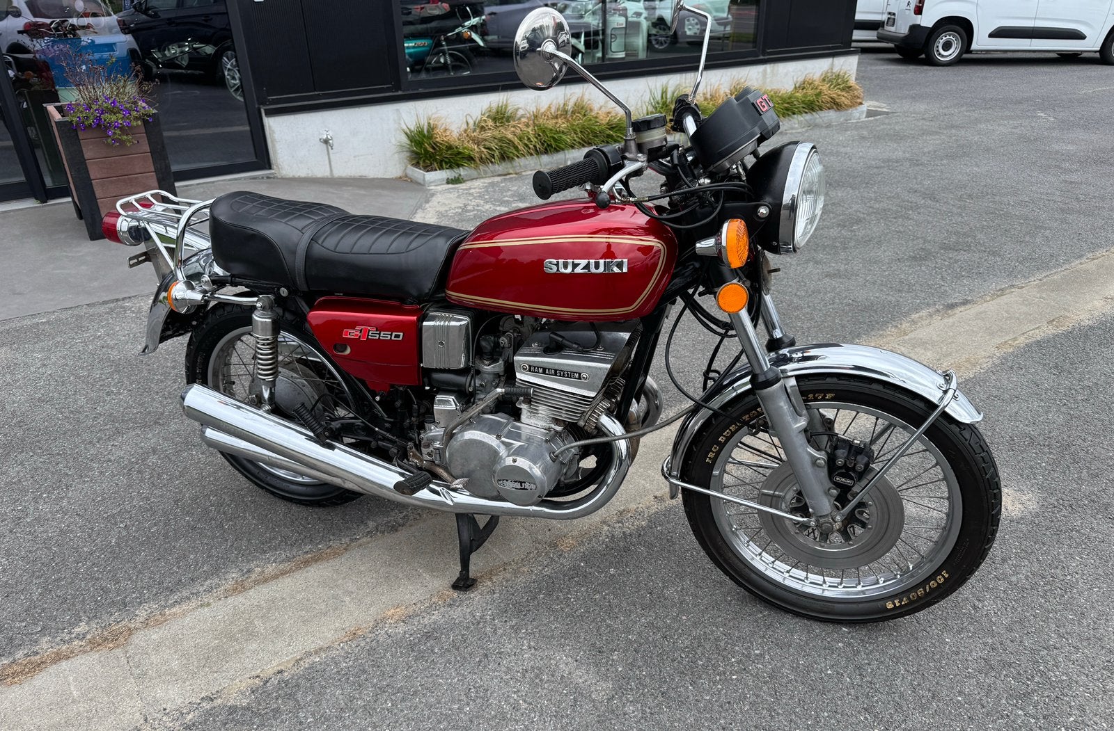 Suzuki gt 550 1977, Motos