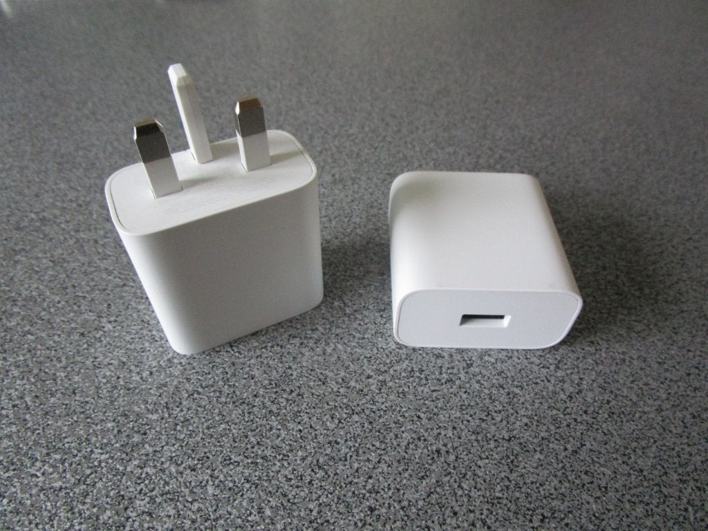 Adaptateur de voyage britannique avec port USB (2 pièces), Enlèvement ou Envoi, Comme neuf