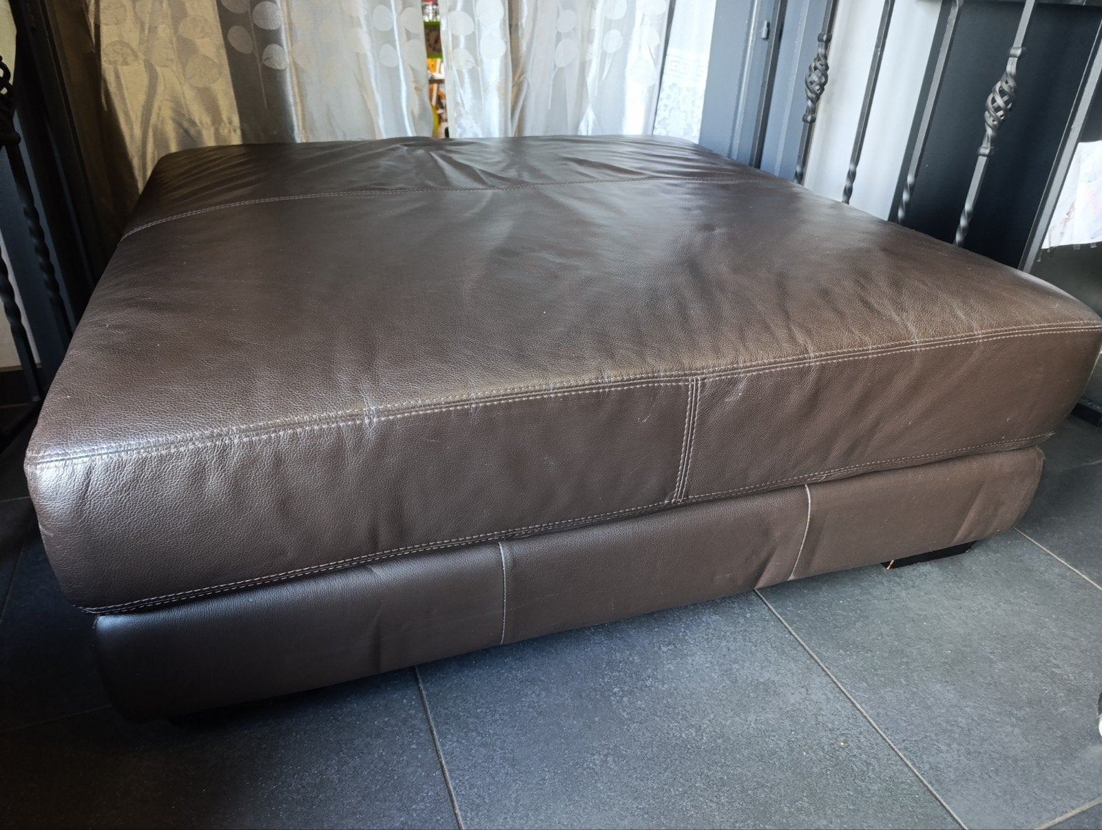 Pouf brun foncé en cuir, Cuir
