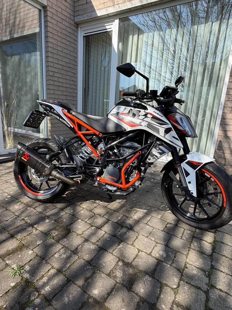 Ktm duke 125cc akrapovic, Motoren, Motoren | KTM, Naked bike, 11 kW of minder, 1 cilinder, Minimaal motorrijbewijs A1, ABS, LED Verlichting