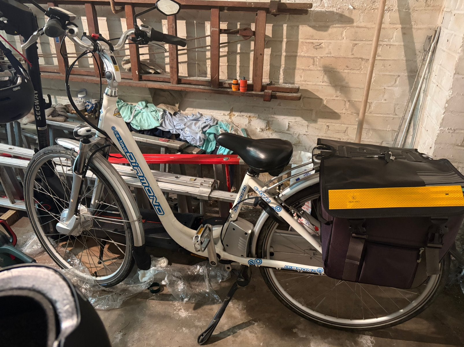 Vélo électrique blanc, Vélos & Vélomoteurs, Enlèvement, Utilisé, Moins de 30 km par batterie, Autres marques