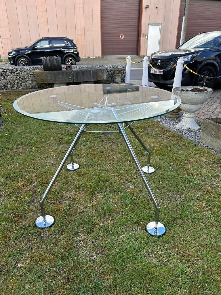Nomos tafel Norman Foster voor Tecno designklassieker, Enlèvement