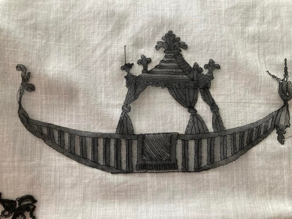 Chantilly ancienne dentelle aux fuseaux de soie, Envoi, Comme neuf