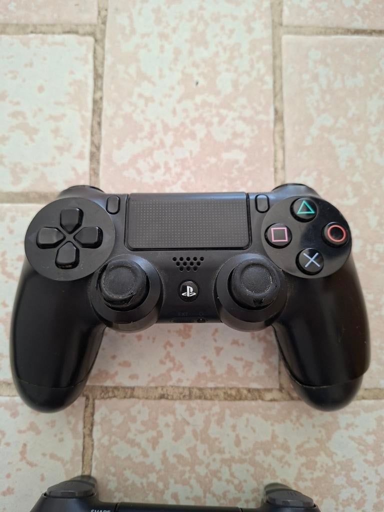 2 manettes ps4 d'occasion. Rendez-vous sur Bruxelles charler