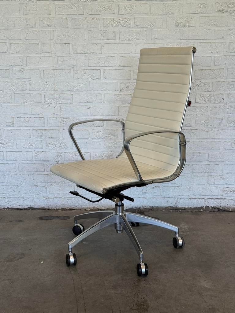 Chaise de bureau style Eames EA119 cuir crème aluminium, Enlèvement, Comme neuf, Chaise de bureau