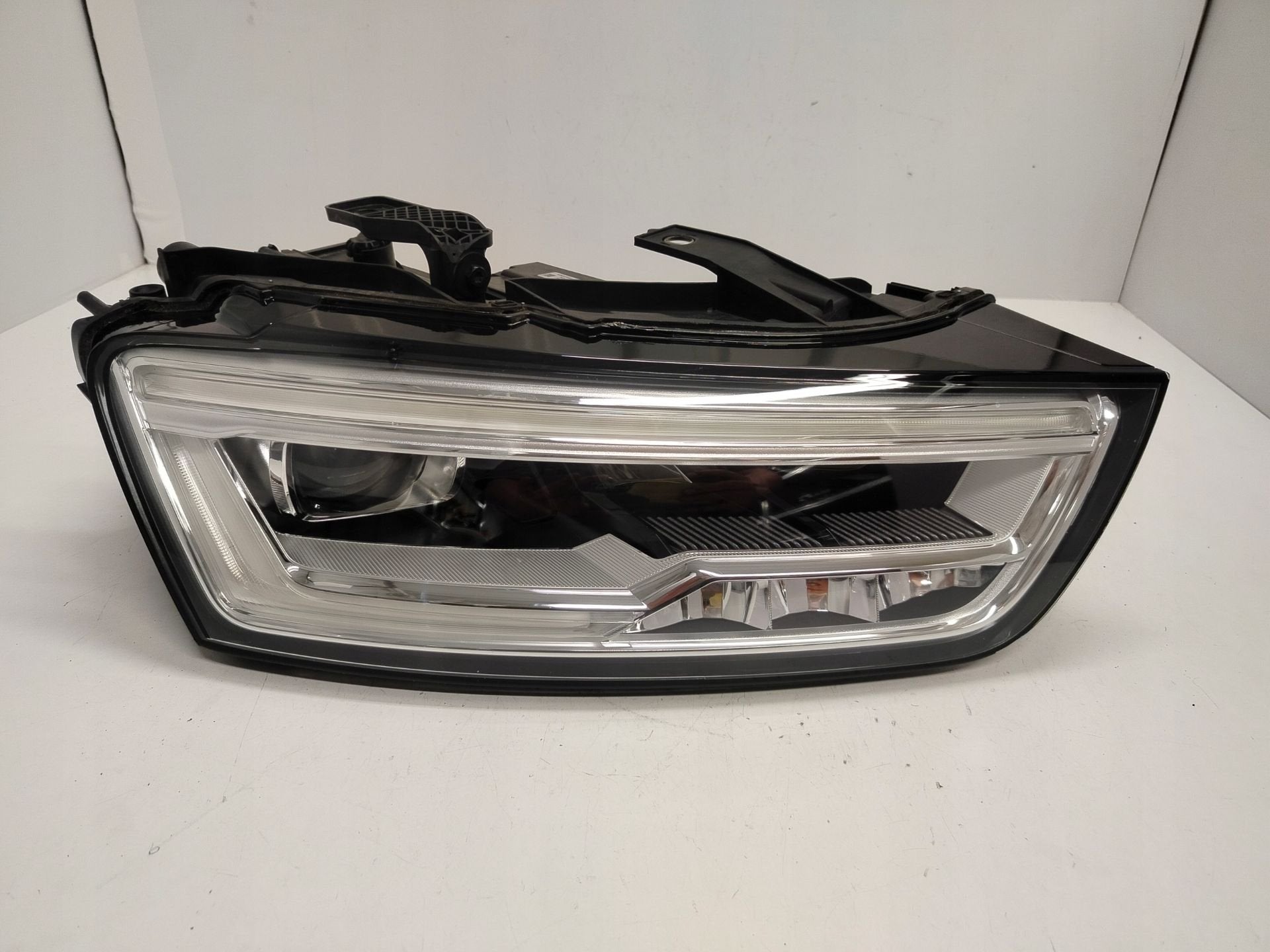 Phare droit Audi Q3 8U0941034, Autos : Pièces & Accessoires, AUDI AG, Auto-Union-Strasse 1
85045  Ingolstadt, DE, Audi, Utilisé