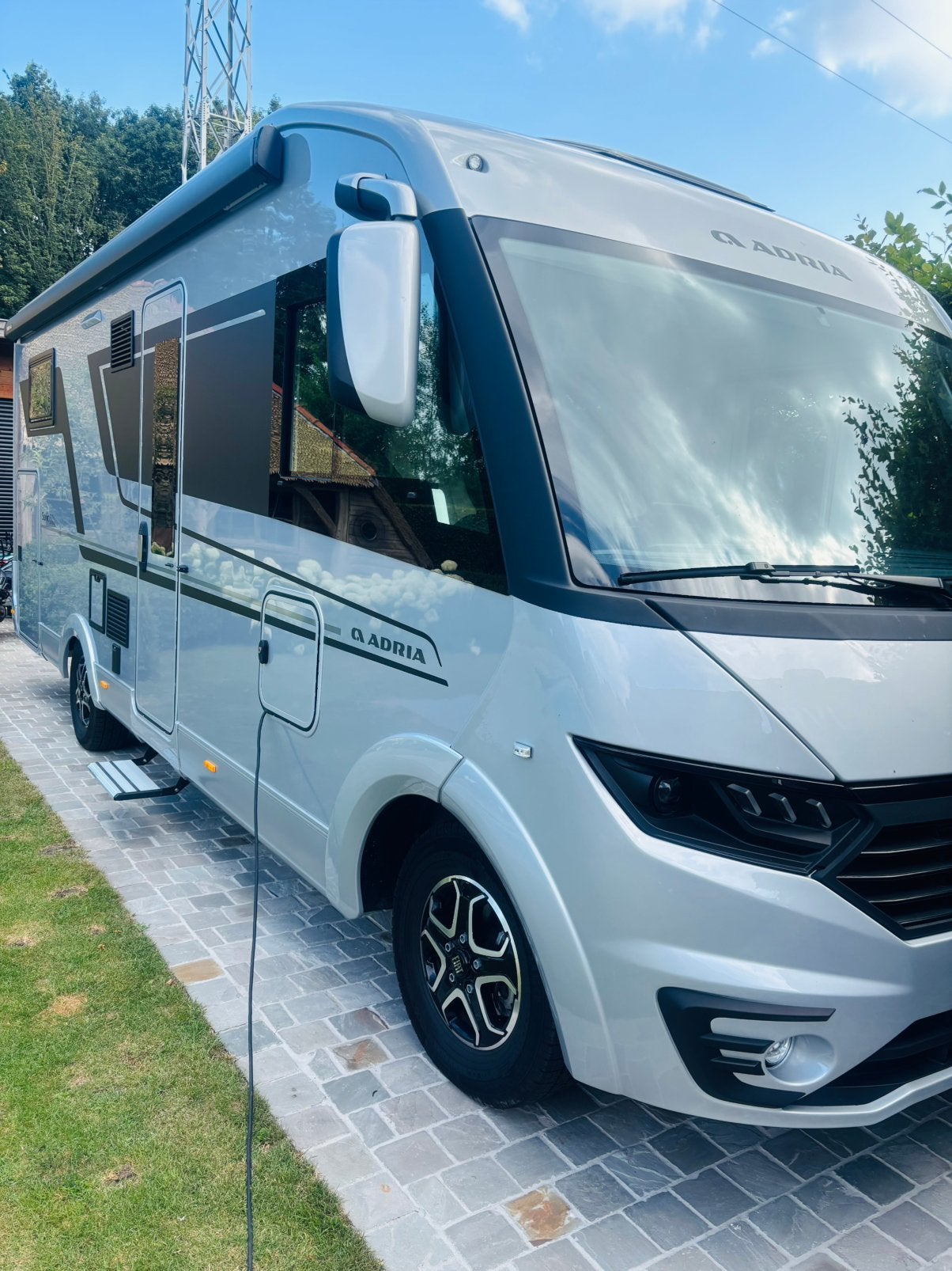TOP MOBILHOME ADRIA SONIC SUPREME  ZO GOED ALS NIEUW 05/2025, Caravans en Kamperen, Mobilhomes, Luifel, Fiat, Vloeistofverwarming