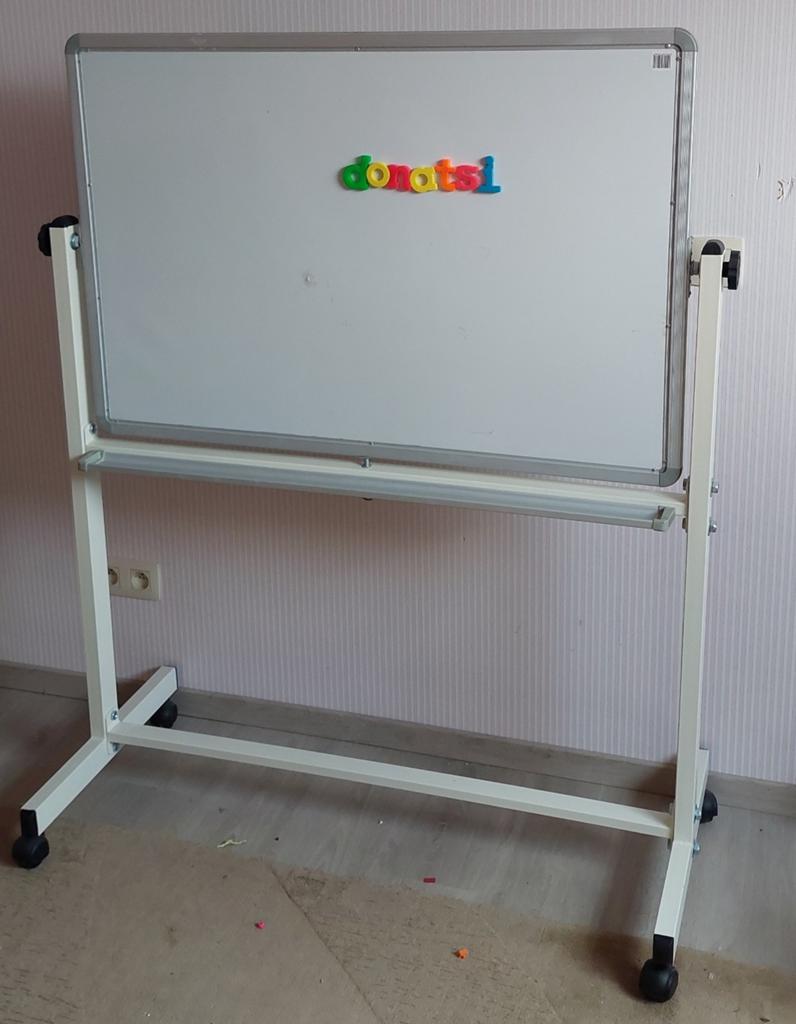 Magneet en krijtbord op statief met wielen, Divers, Tableaux noirs, Enlèvement, Mobile, Utilisé, Tableau noir