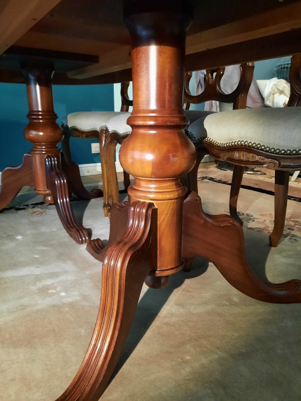 mahonie tafel met 2 stevige poten ook 6 stoelen met de hand, Antiek en Kunst, Ophalen