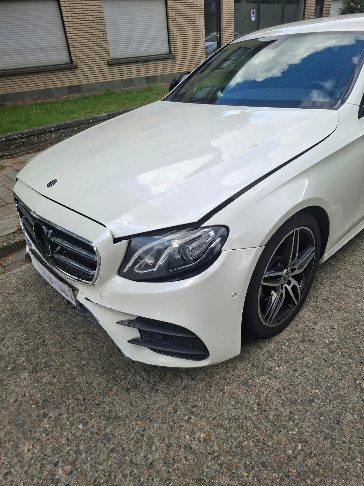 Mercedes Benz E200, Autos, Cuir, Entretenue par le concessionnaire, Noir, 5 portes