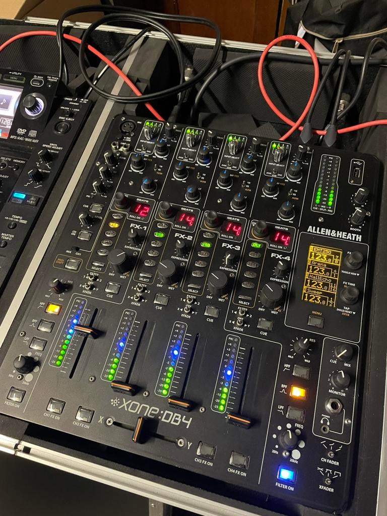 Allen & heath xone db4 + 2 cdjs 2000 & flycase, Musique & Instruments, Enlèvement, Comme neuf
