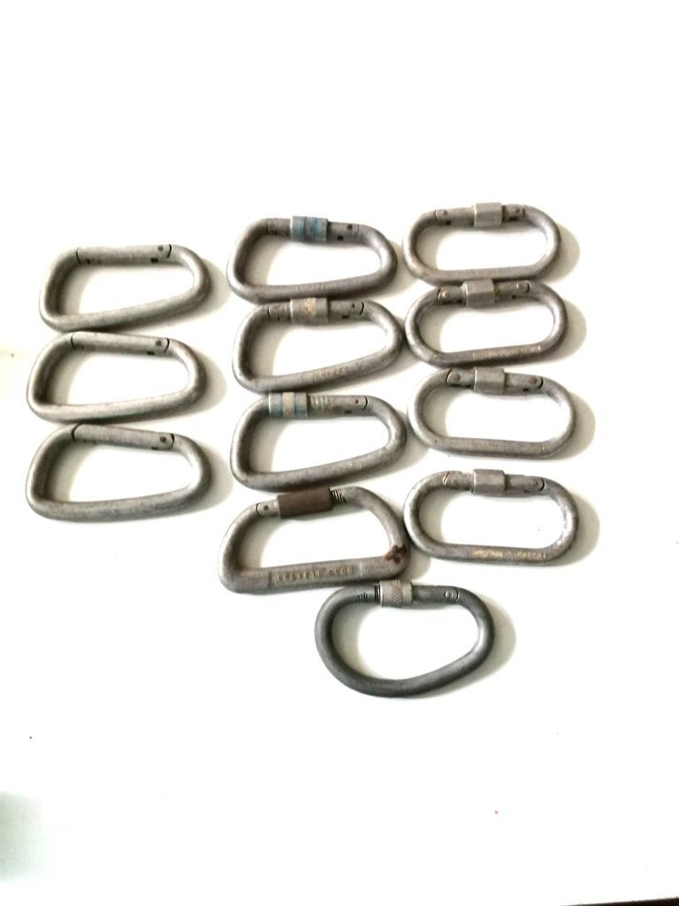 12 mousquetons  vendus en lot ou à la pièce, Ophalen, Gebruikt, Klimsport-accessoire