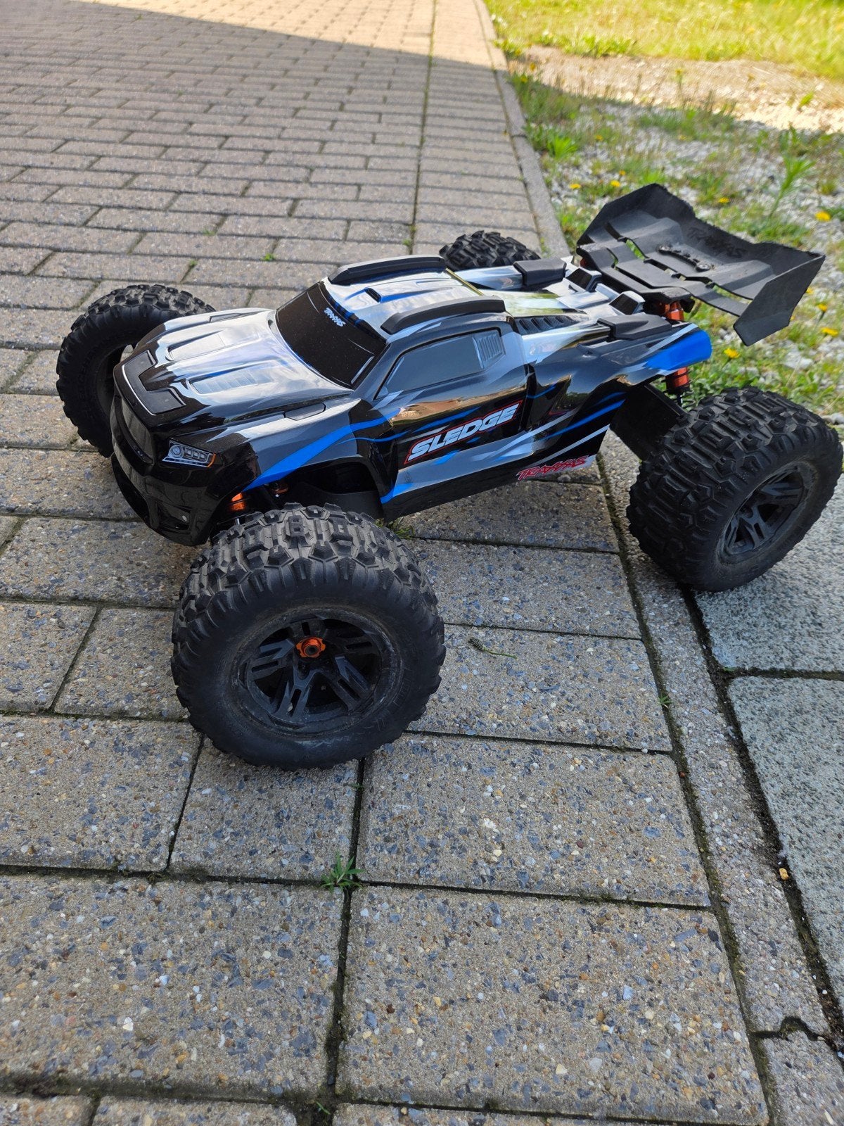 traxxas sledge, Enlèvement
