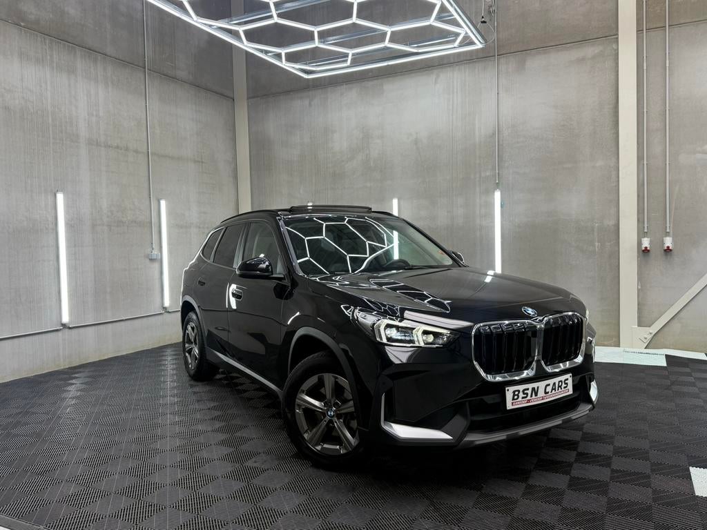 BMW X1/PANO/BENZINE/SFEER/TREKHAAK/1EIGENAAR/GARANTIE, Testrit aan huis, Zwart, Leder, 5 zetels