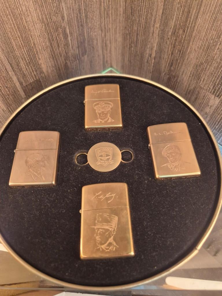 Zippo D-Day 50th Anniversary "Allied Heroes" 1994 – Compleet, Postzegels en Munten, Ophalen of Verzenden
