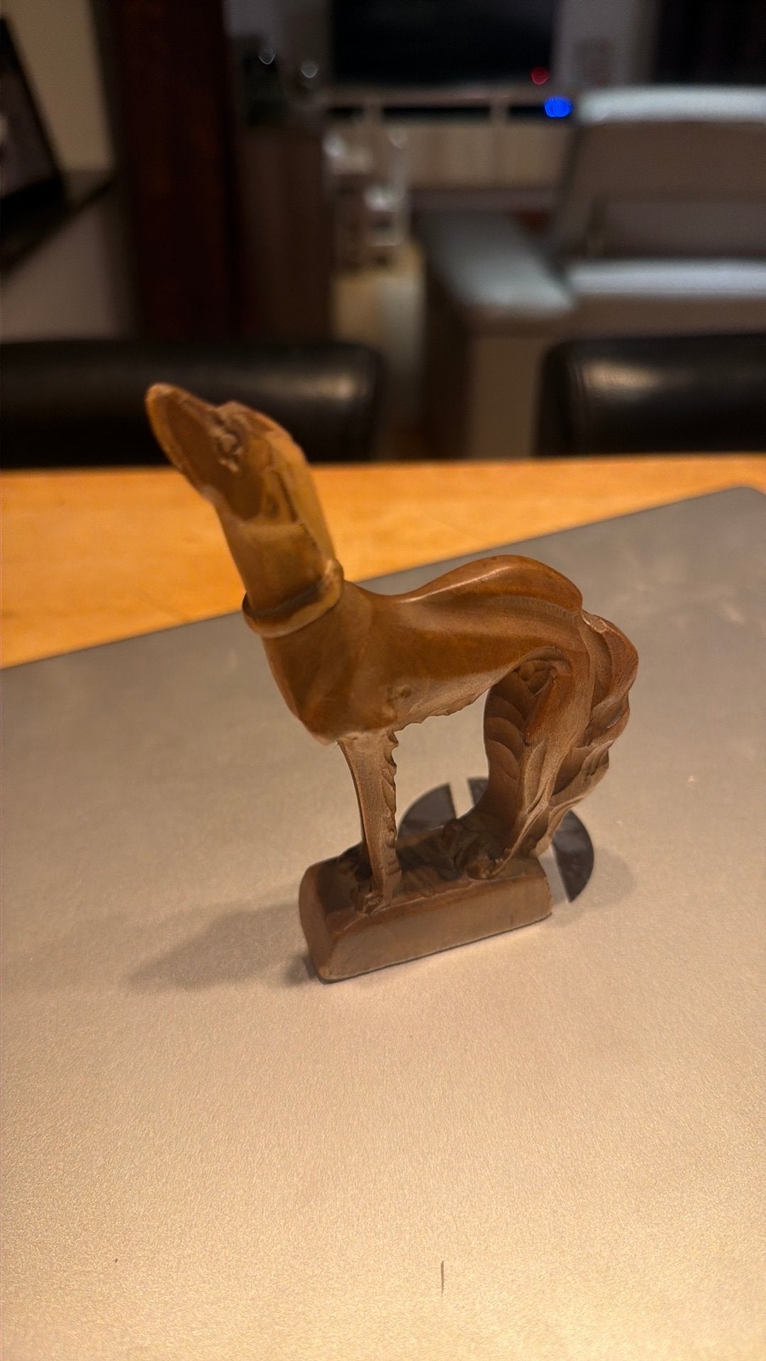 ArtDeco sculptuur windhond met de hand gesneden in hout 1930, Houtsnijwerk, Minder dan 20 cm, Art deco, Ophalen of Verzenden