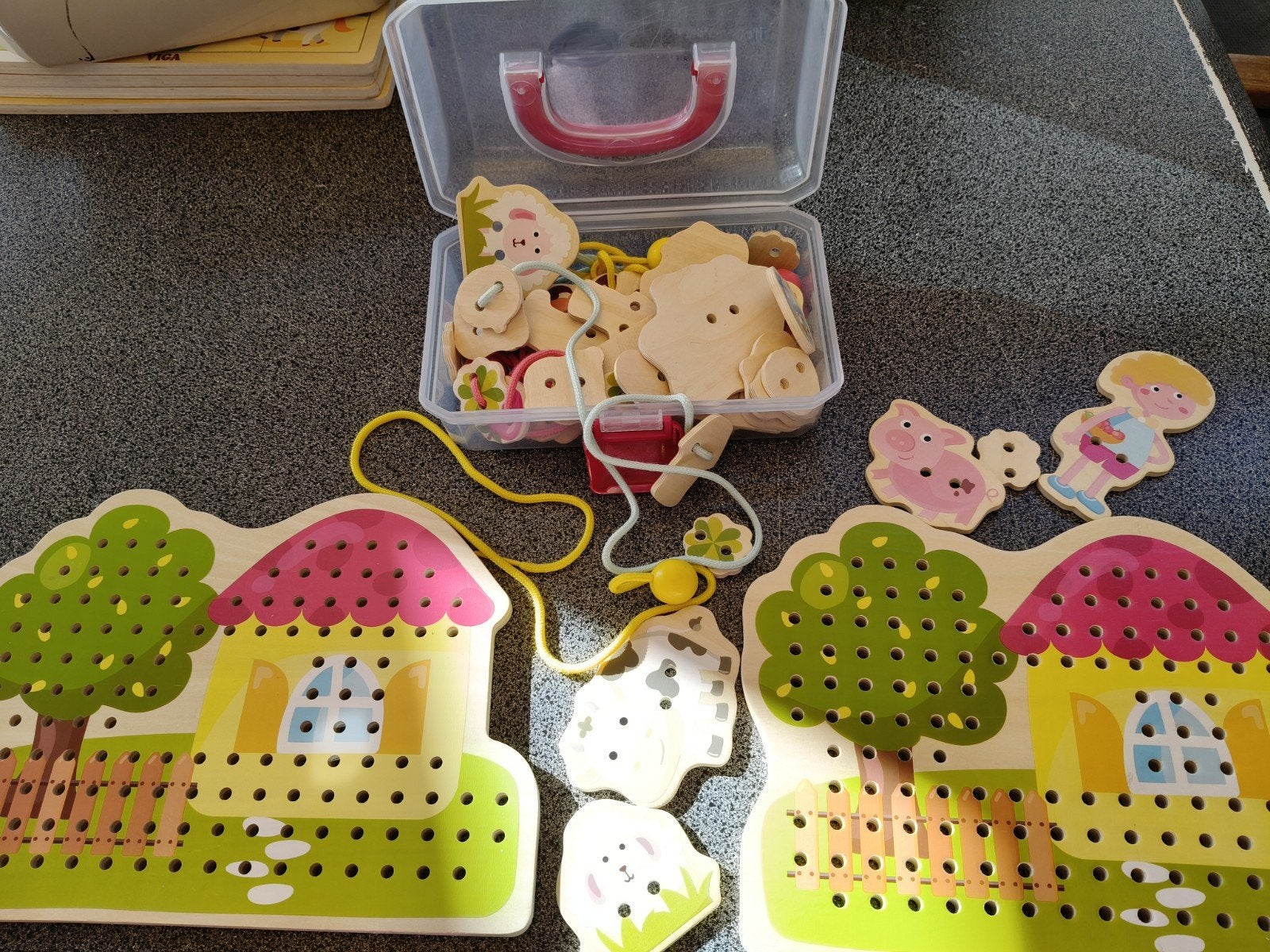 Houten Rijgspeelgoed op huisjes van figuren, Kinderen en Baby's, Speelgoed | Houten speelgoed, Ophalen