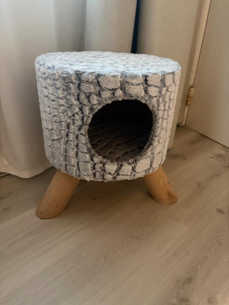 kattenhuisje / kattenmand grijs met houten pootjes, Animaux & Accessoires, Paniers pour chats, Enlèvement, Neuf, Peluche