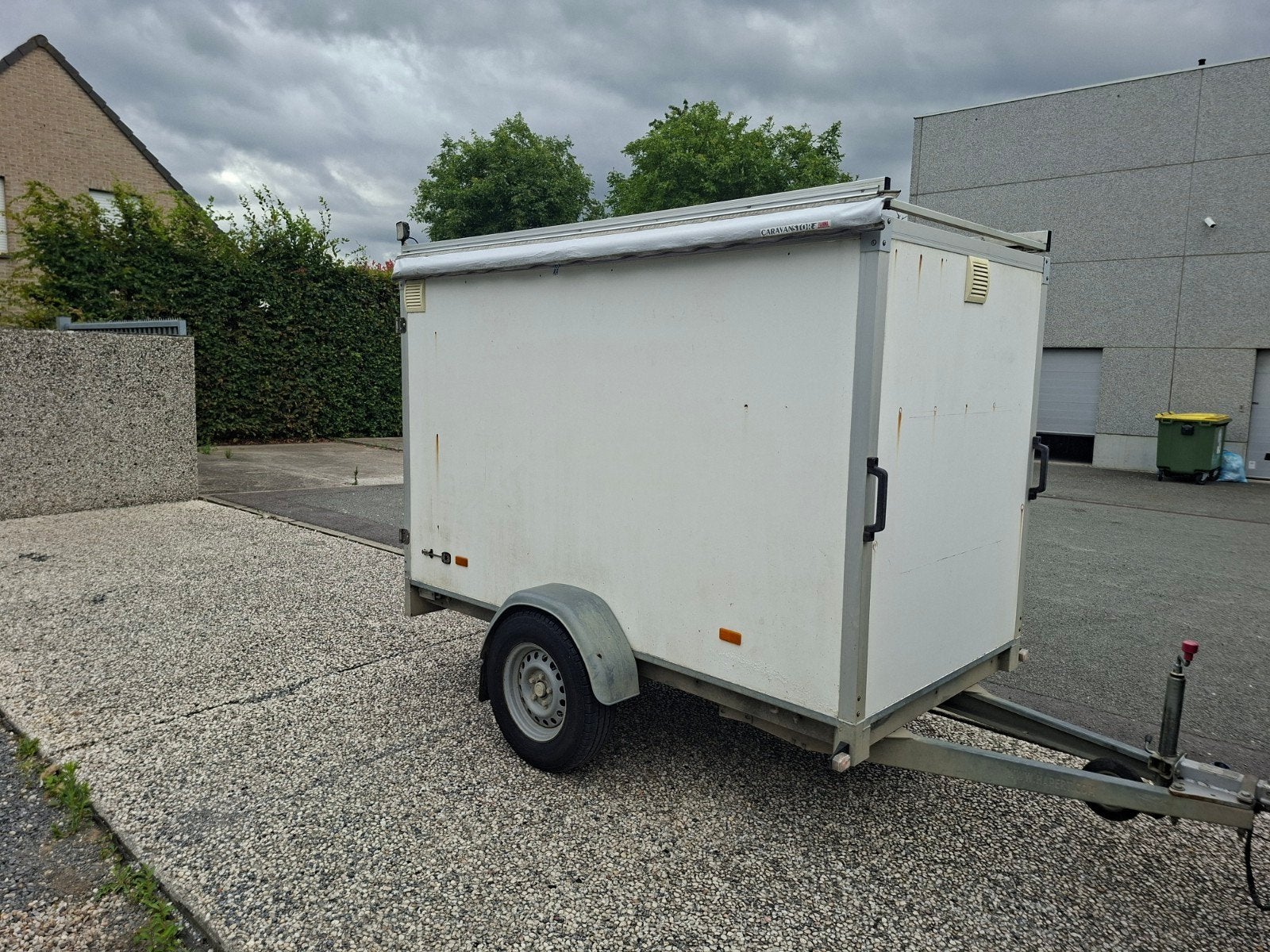 Hapert gesloten aanhangwagen, Ophalen
