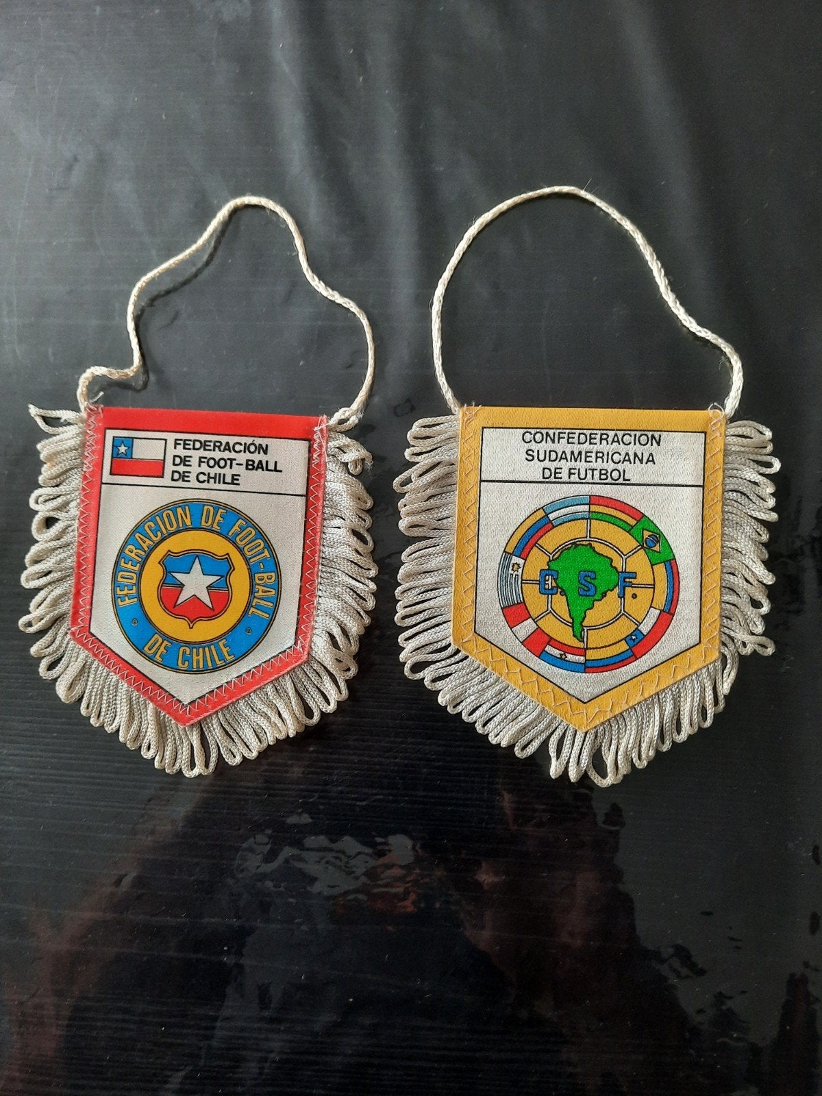 8 fanions de clubs de football, Collections, Enlèvement ou Envoi, Comme neuf, Fanion ou Écharpe