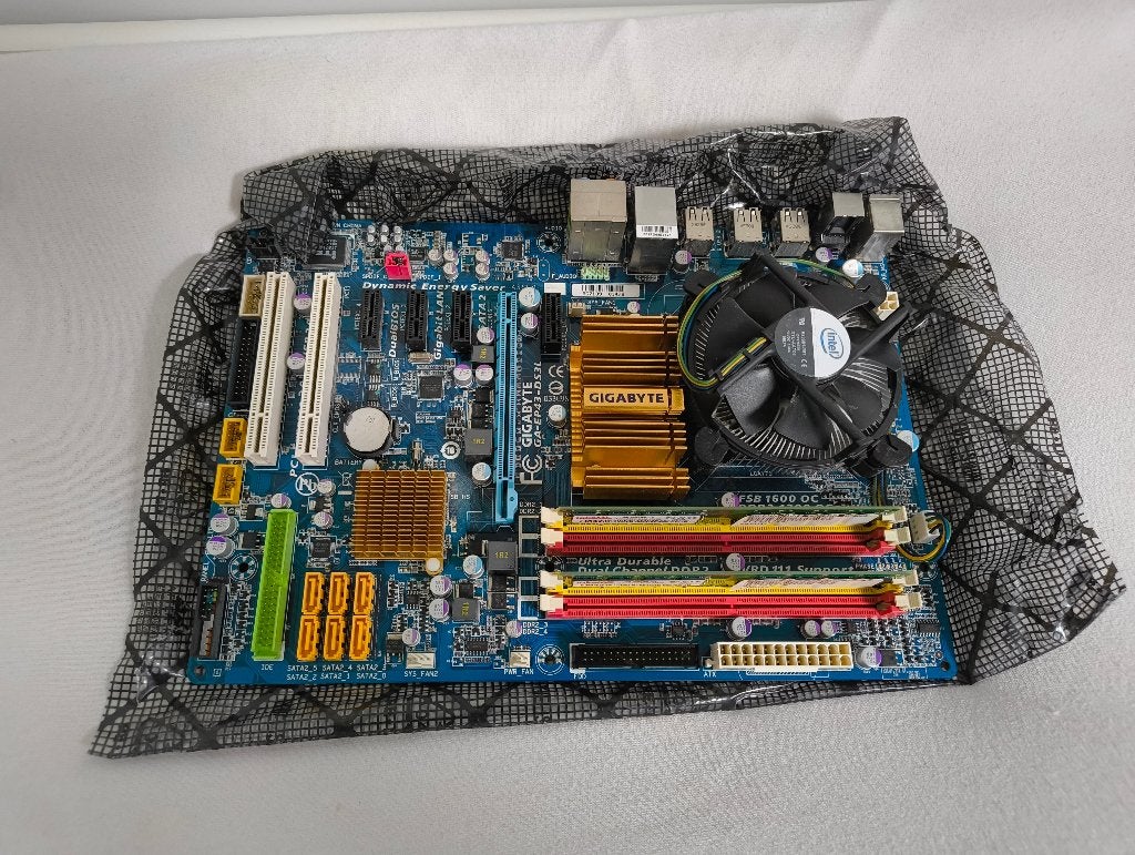 Gigabyte GA-EP43-DS3L + Intel E8400 (LGA 775) + 4GB ram, Informatique & Logiciels, Cartes mères, Utilisé, ATX, Intel, DDR2