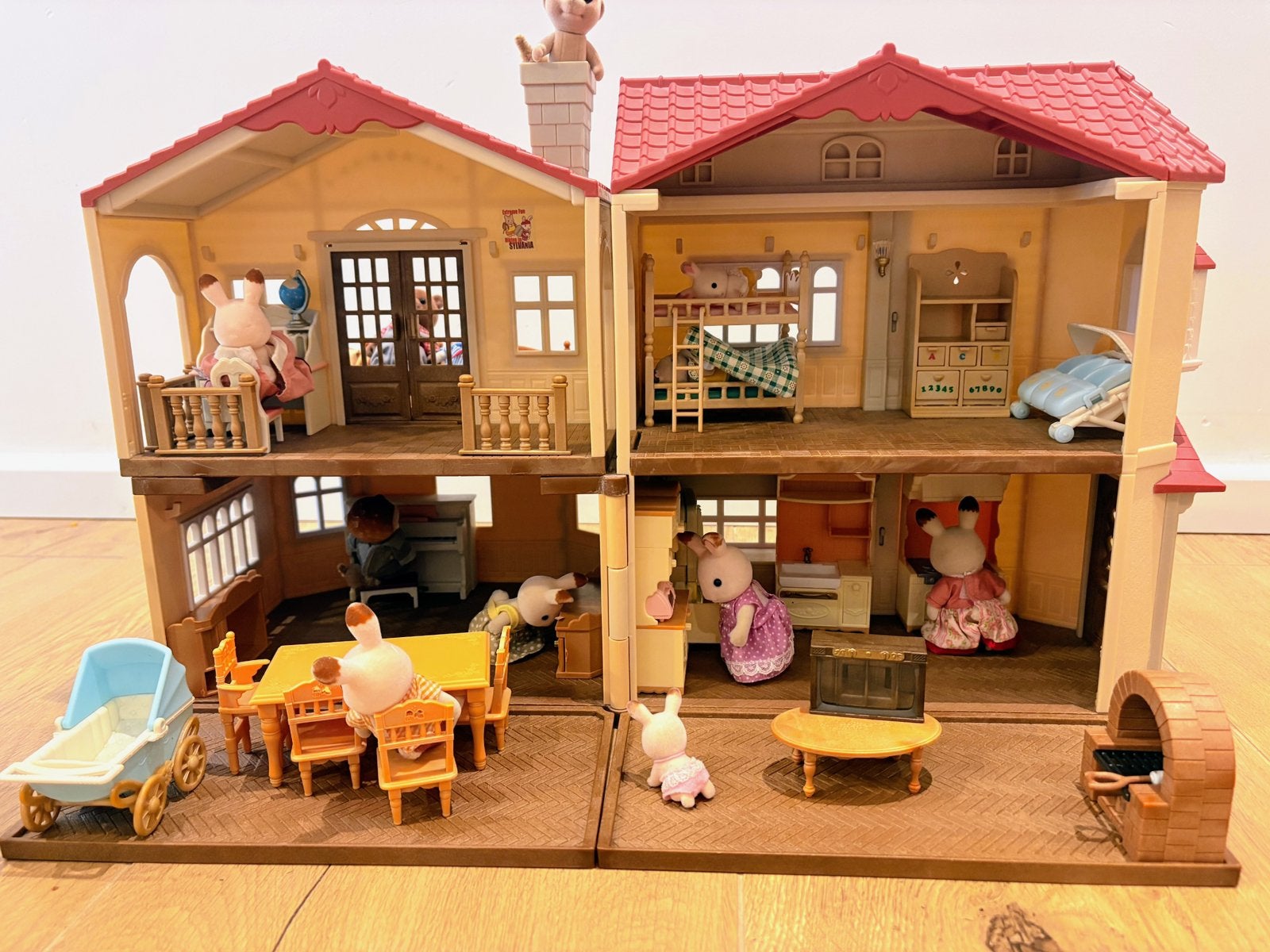 Sylvanian's huis, kinderwagenbedden en barbecue, Ophalen, Zo goed als nieuw